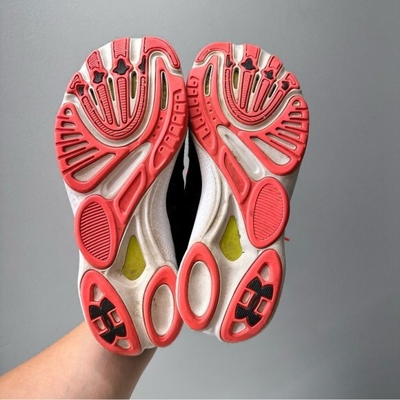 Under Armour Micro G cross fit training shoes women's 7.5 black bright pink. - Picture 6 of 8